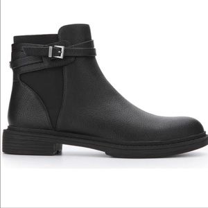 Women Classic Black Kenneth Cole Reaction Buckle Booties W/ side zipper Size 7.5